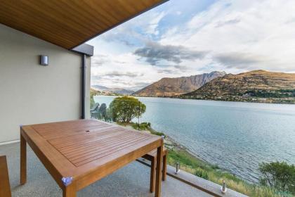 Atalante - Lakefront Location with Stunning Views - image 5