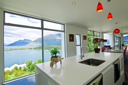 Spectacular Panoramic 5Bedroom Lakeview - image 9