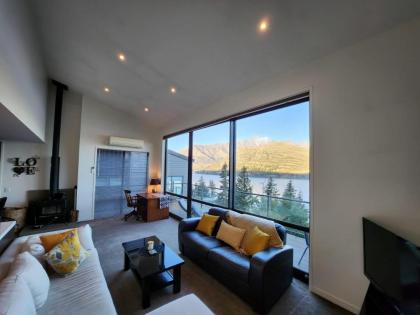 Queenstown Getaway with Stunning Alpine Views - image 1