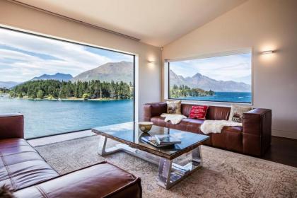 Lakehouse Joela - award winning luxury home - image 3