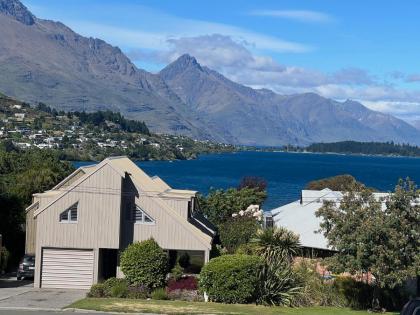 Albertines - Queenstown Holiday Home