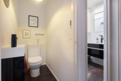 Stylish 2 bedroom home with great garden and bath - image 8